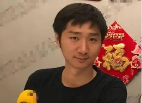 陈佩斯穿花衬衣煮面,儿子唐装出镜,两人互损欢乐多