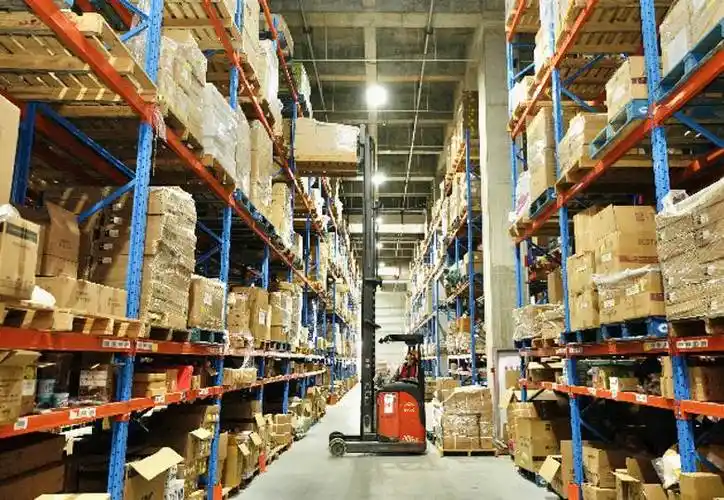 图片包含 建筑, 仓库, 场景, 室内  描述已自动生成