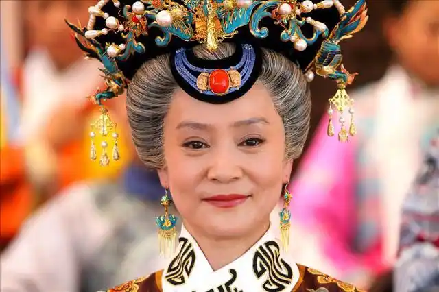 刘雪华快60岁了,出演的多数是一些尊贵的老太太形象,比如《甄嬛传》里