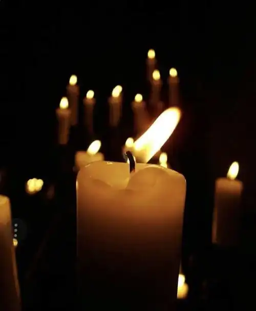 点亮第一个蜡烛,希望给弟弟带来光明,照亮你回家的路