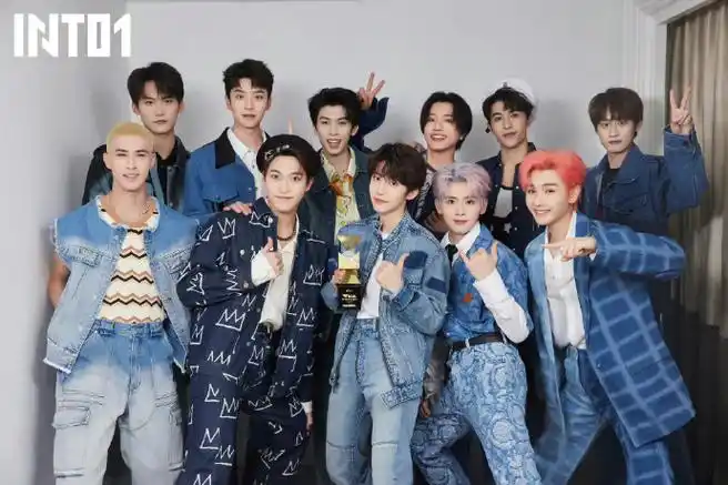 into1复刻成团后第一张合照#into1成员复刻成团后的第一张合照,谁懂