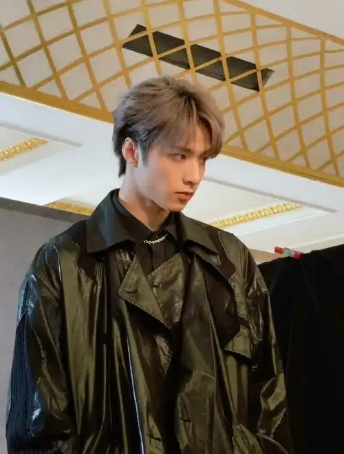 刘耀文行走的男模##刘耀文发了新鲜图片