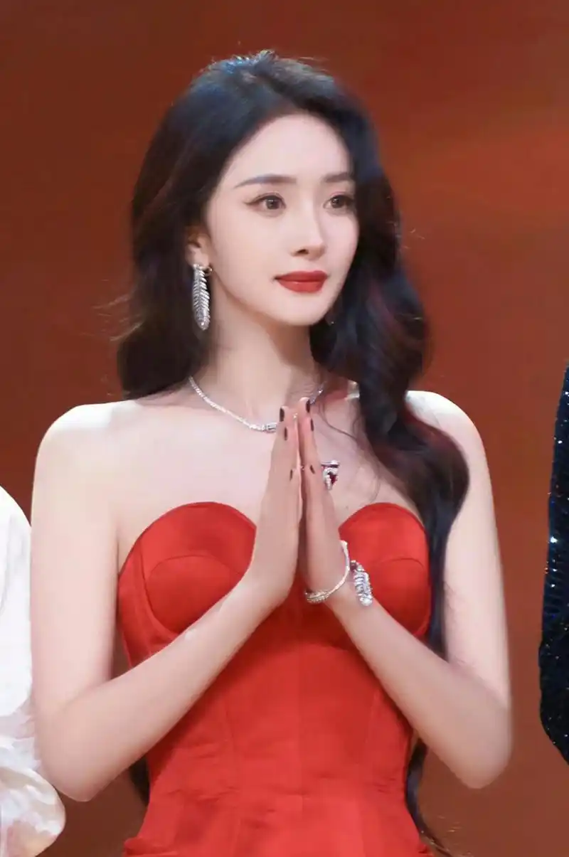 杨幂真的非常适合这种简约单色的晚礼服,她的体态真的是太好了!