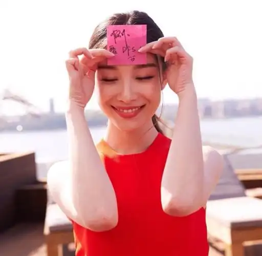 笑的无比温暖的倪妮