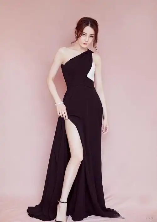 在许多人眼中,迪丽热巴的大长腿不仅是她的优势,更是一种性感的象征.