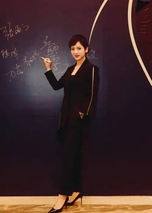 李晓峰主持金鸡百花电影节教育论坛 台风稳健气场全开