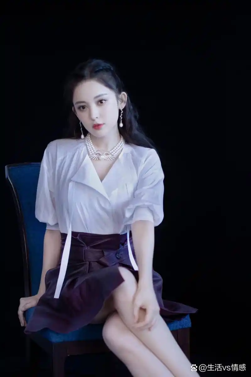 古力娜扎看着心动亮眼,她长像清纯靓丽,身材高挑,碧玉端庄,可爱动人