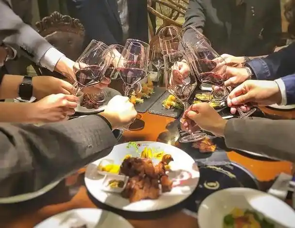 人到中年,为什么越来越爱喝酒?45岁酒友说出4点原因,太真实了