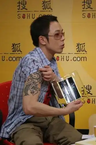 主持人大鹏:是真的纹身吗?黄贯中:是真的.