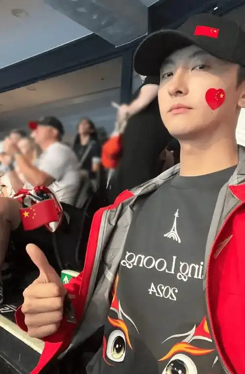 牛骏峰晒游泳比赛现场照 为张雨霏加油"你就是我心里的冠军"