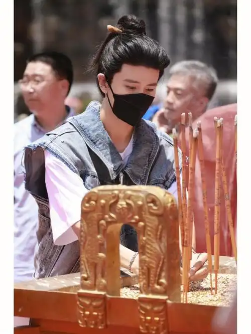 任嘉伦78开机大吉