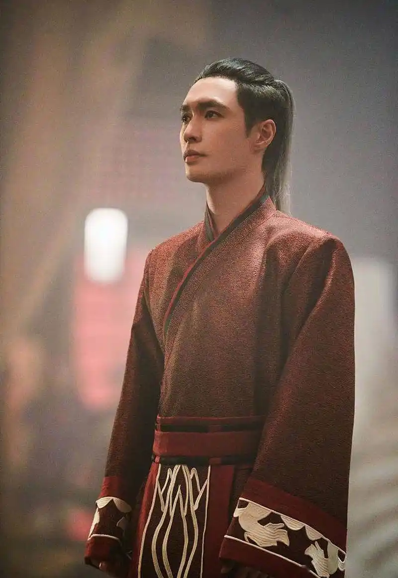 张艺兴一身红色长发古装造型