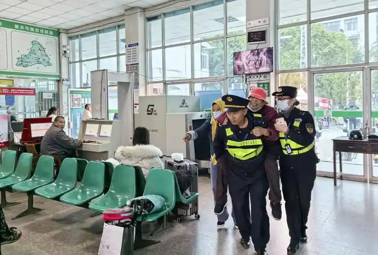 "普洱火车站打出租车很不方便,加之对火车站地形不熟悉,经常找不到网