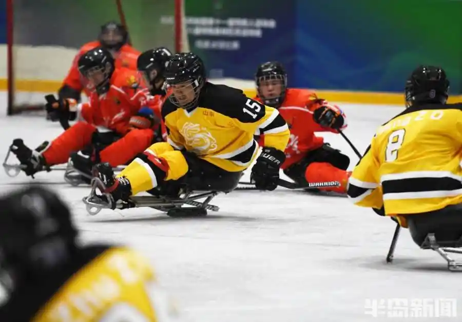 全国残运会冰球比赛在青开赛山东队111赢得首场胜利