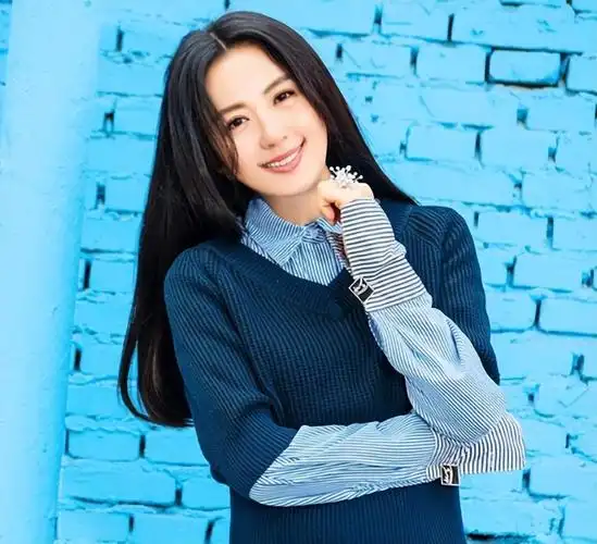 杨童舒:我不是于和伟老婆,老公是普通商人,和丈夫相爱至今-蘑菇号