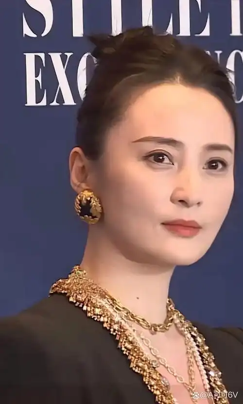 以前年轻的时候,蒋勤勤的美貌可是可以跟陈红一较高下的