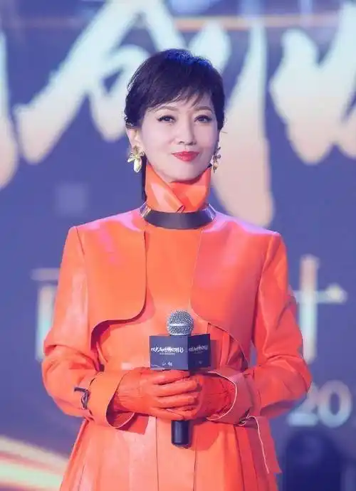 66岁赵雅芝越活越年轻扎高马尾配皮裙好减龄比年轻人还会穿