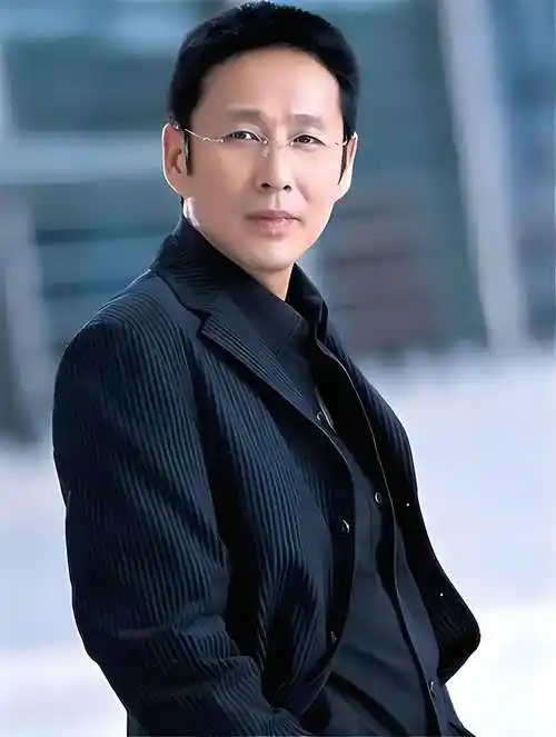 陈道明头发白了上热搜?谁想到他70岁了,不医美不美颜优雅老去