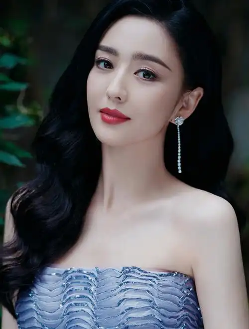 佟丽娅,1983年8月8日出生于新疆伊犁,中国内地影视女演员,舞者-度小视