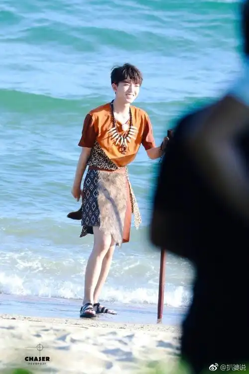 王俊凯抓鱼 ,今日份的阳光小哥哥,从头发到脚都是完美