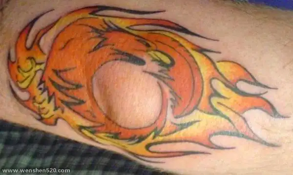 肘部上漂亮的金黄色火鸟纹身图案