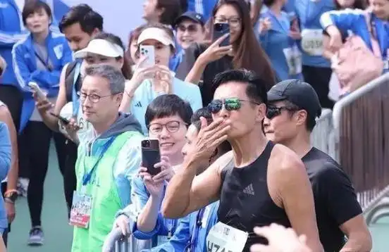 刘威搂着童年的杨幂,刘德华亲了谢霆锋一口!原来他们早就认识