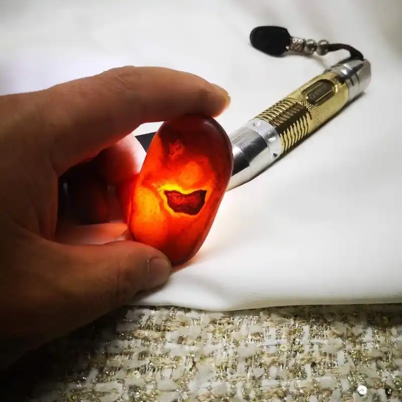 其实说到灯光下玛瑙怎么分真假这个问题,首先我们要明确的是如何打光