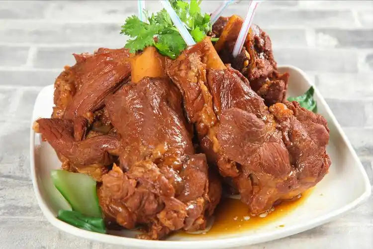 立秋后贴秋膘,有人喜欢吃红烧肉,有人喜欢吃炖排骨,我们家不同,酱大骨