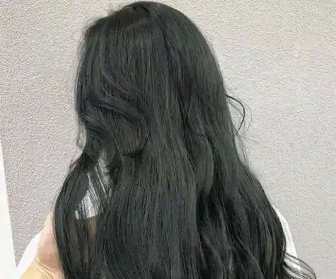 闷青灰没有闷青的显色度高,作为冷调发色,不仅衬的人十分低调优雅