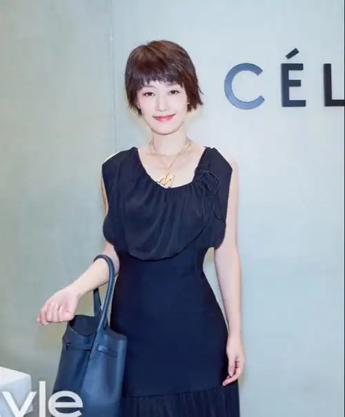 最喜欢马伊琍应该就是她饰演罗子君的时候,那时候的马伊琍依旧是短发