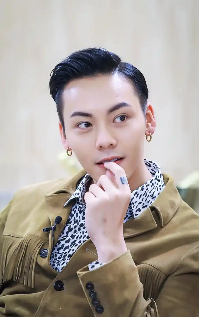 明星图片 香港 男 陈伟霆 > 陈伟霆魔性笑容帅气写真(2/9)陈伟霆相关