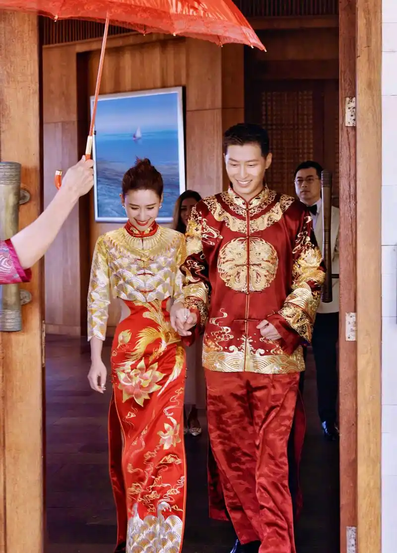 港媒报道何超莲诞下一对龙凤胎,虽然可信度还是蛮高的,但是四月中旬办