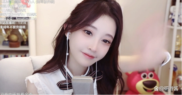 先是在斗鱼直播,与斗鱼合同到期之后又被b站重金挖走,直播首日,b站