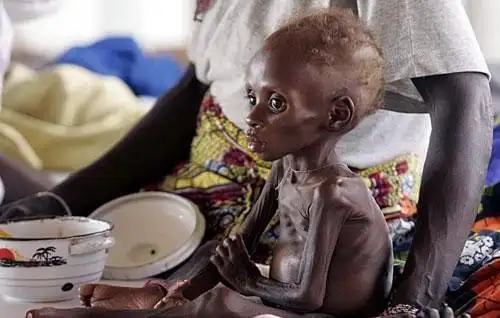 实拍非洲儿童最喜欢跟着游客只为从游客身上拿走这样东西