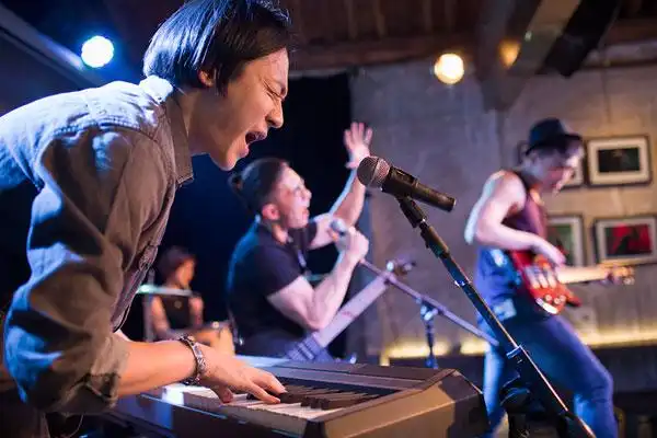 年轻乐队在舞台上表演