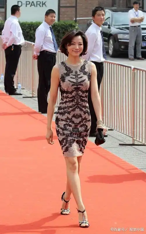 董卿参加活动,穿紧身礼裙尽显优雅高级,把一旁工作人员都看呆了