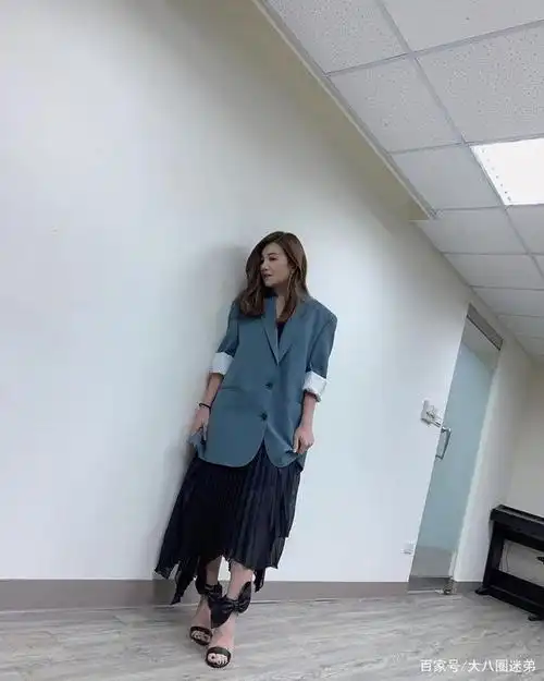 梁静茹工作闲时晒自拍,蓝色西装面带微笑状态超好