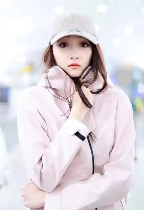 关晓彤杭州机场到达,粉色冲锋衣满满青春味,大眼睛美得炯炯有神|短裙