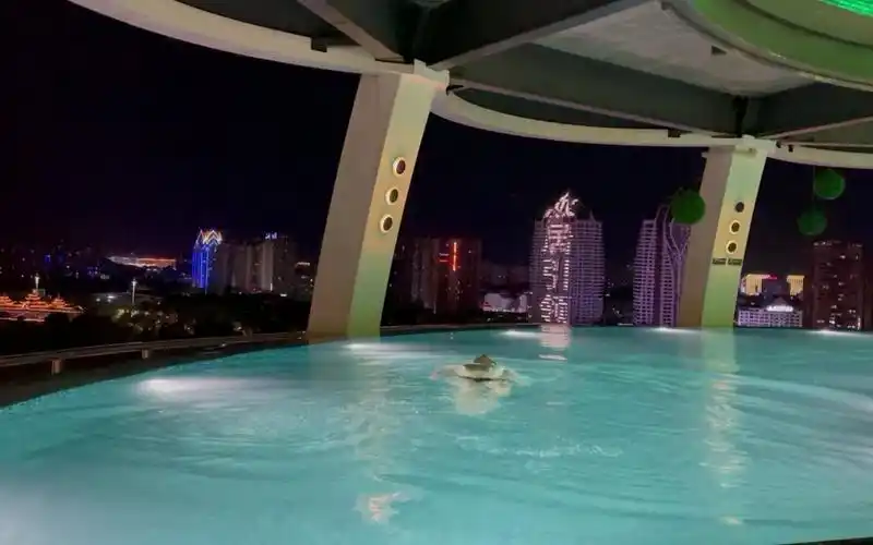 西双版纳告庄菠萝酒店顶楼泳池夜景