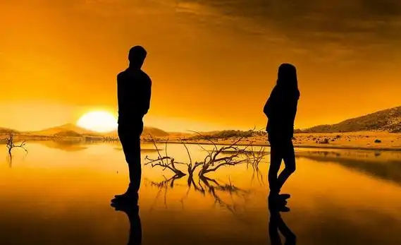 你们两个人的距离越来越远,正进入分手的边缘.