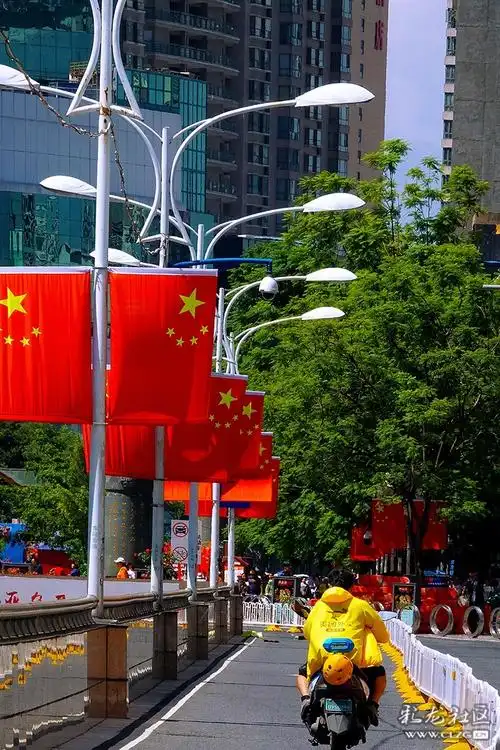 五星红旗扬春城