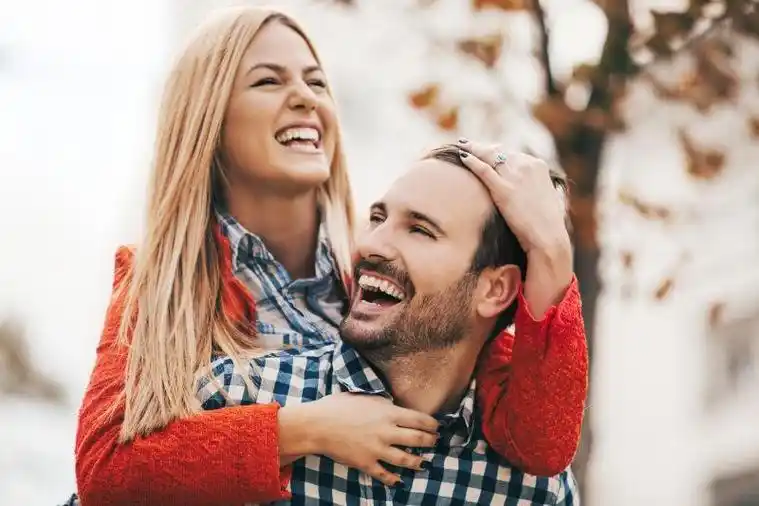 享受甜蜜的二人世界的夫妻