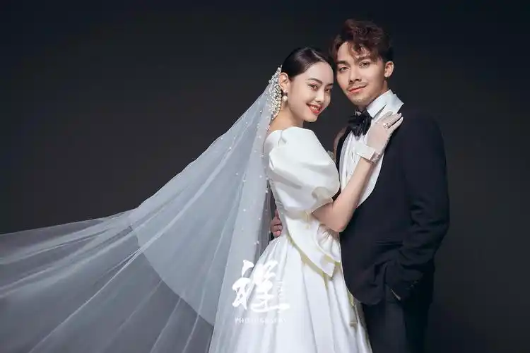 摄影师姚程的婚纱摄影作品《室内高定婚纱样片》