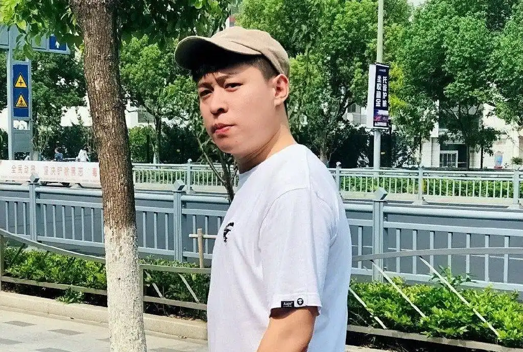 在2010年曹云金何云伟退出德云社,郭德纲最危难的时候,李鹤东兄弟的义