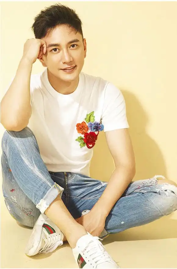 王仁君最新写真曝光,眼神温柔笑容纯净治愈力满分