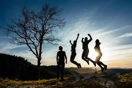 一群人徒步图片