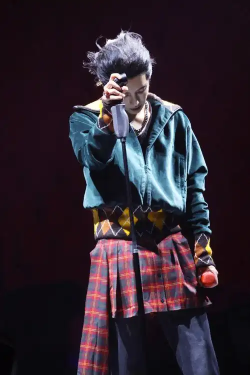 华晨宇超话#2023华晨宇火星演唱会#虚幻障目,众口编织完美领土;赤心寻