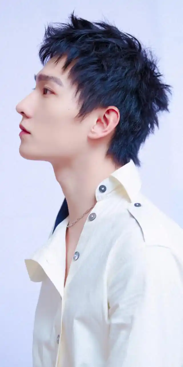 杨洋《元气满满的哥哥》饭拍咩咩这墨镜一戴,真的是帅上加帅啊