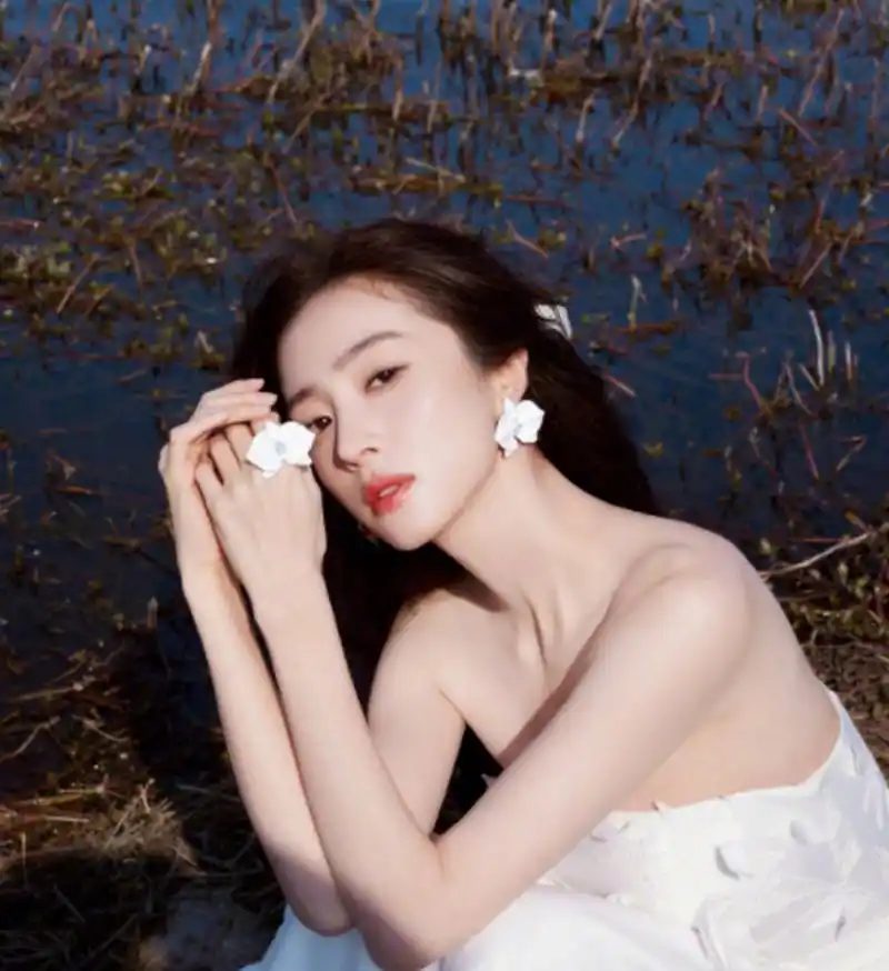 胡冰卿的这组照片,感觉还在过夏天!