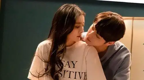 杨幂深夜拍戏,许凯身上香水味"熊抱式"拥抱女主,杨幂捂脸害羞